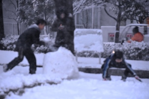 雪だるまをつくる子どもたち